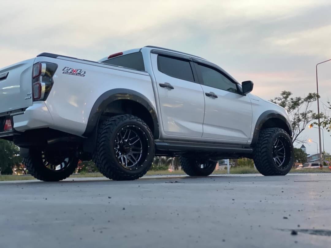 D-MAX มาไกลจากอุบลราชธานี จัดทรงเมกาที่ STEP9
