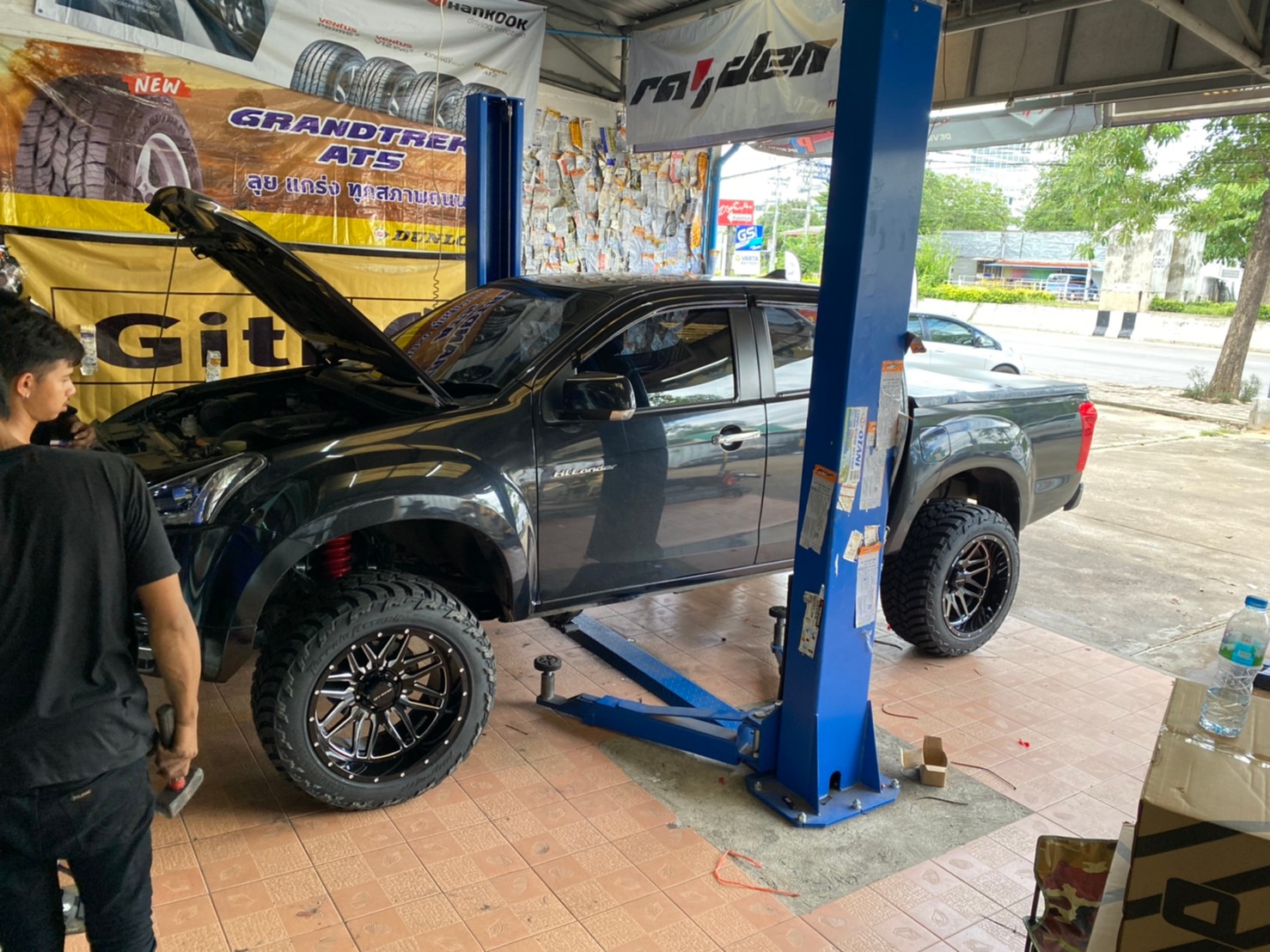 D-MAX จัดทรงเมกา ที่ STEP9 หล่อทุกลำ