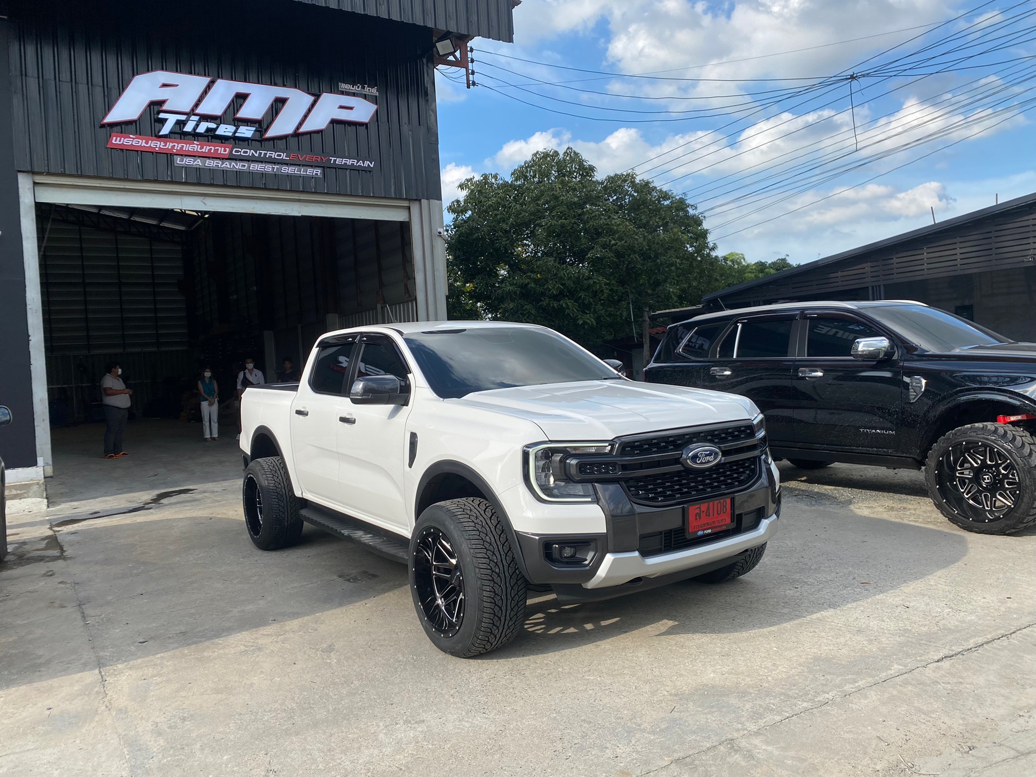 ชุดเเต่งสุดเเจ่มของ FORD NEXT GEN (MT231 20x12 -44 YOKOHAMA PARADA 285/50-20)