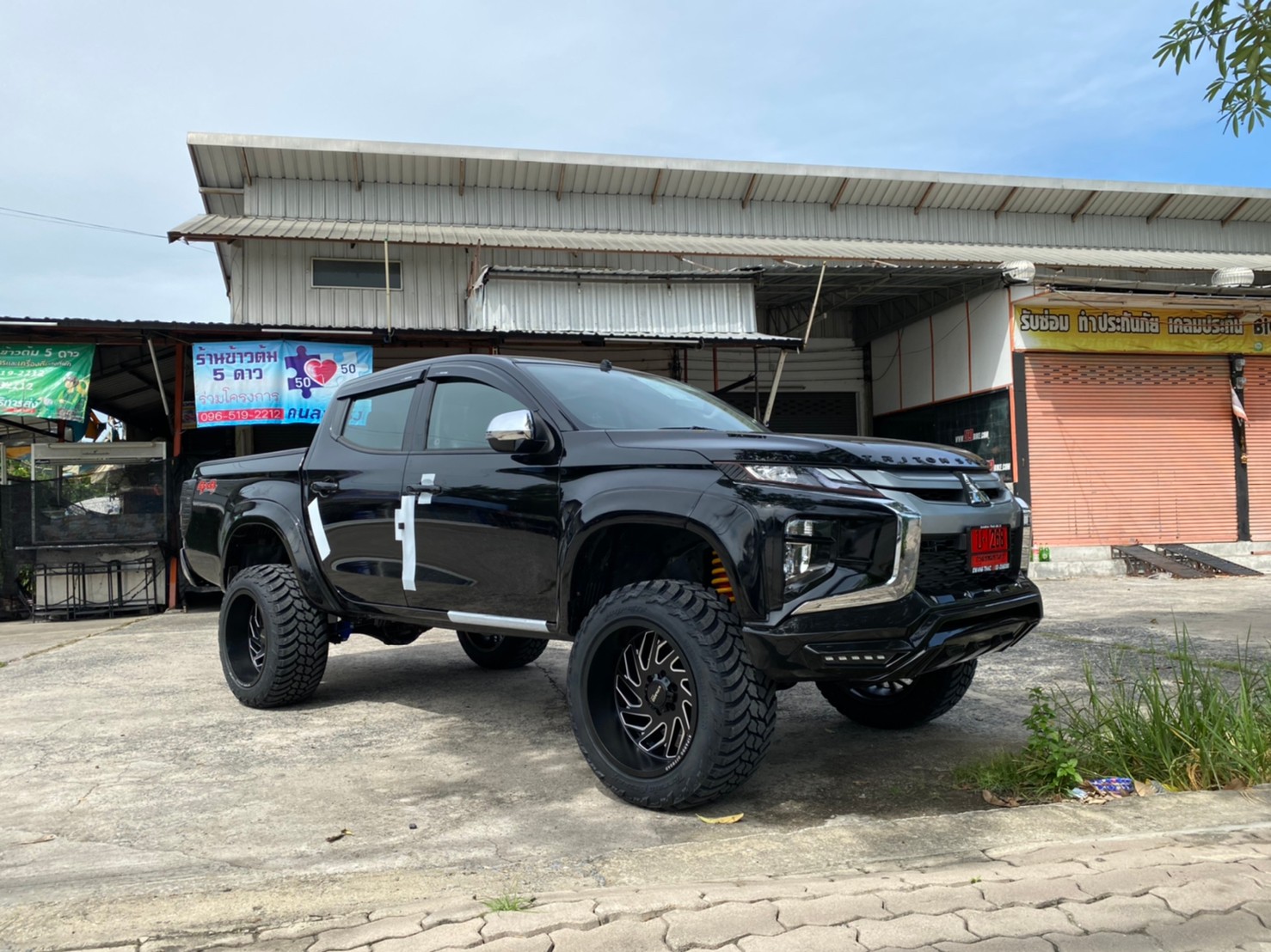 TRITON ป้ายแดงจัดทรงเมกาที่ STEP9