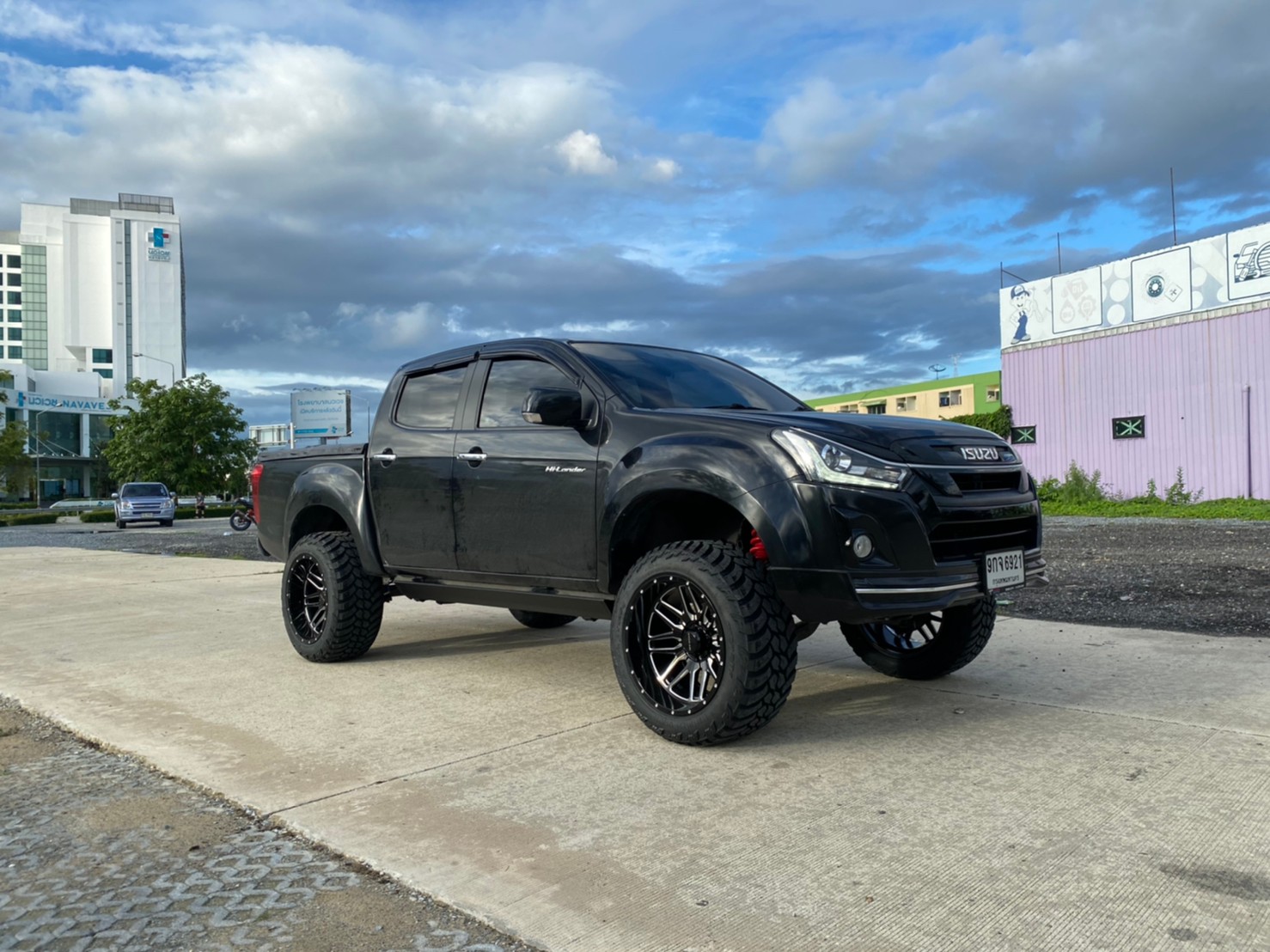 D-MAX จัดทรงเมกา ที่ STEP9 หล่อทุกลำ