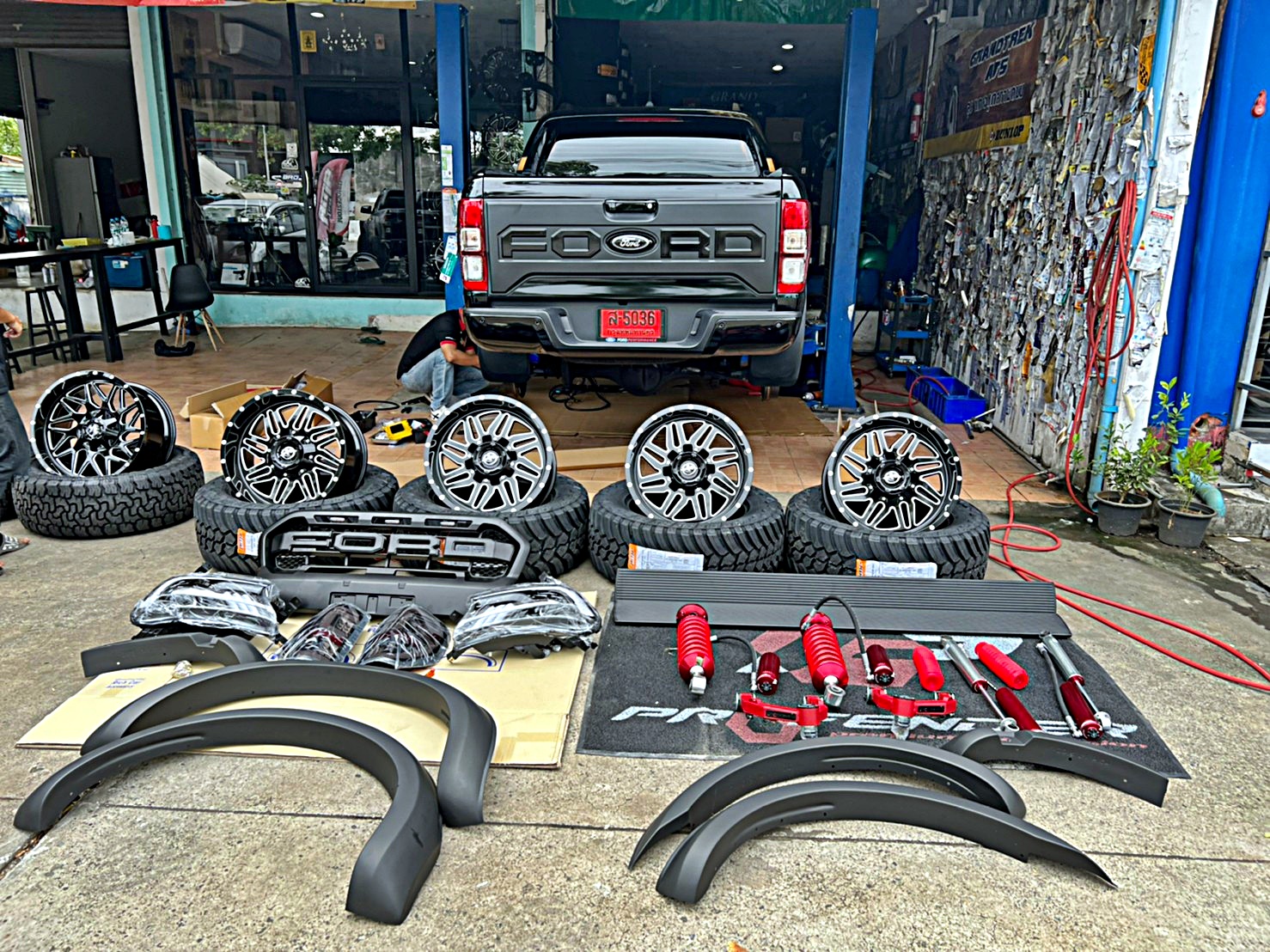 FORD WILDTRAK ชุดแต่งรอบคัน ทรงเมกาที่ STEP9