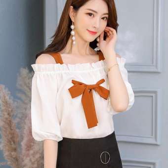 เสื้อยืดสตรีแบบปาดไหล่ แขนสั้น