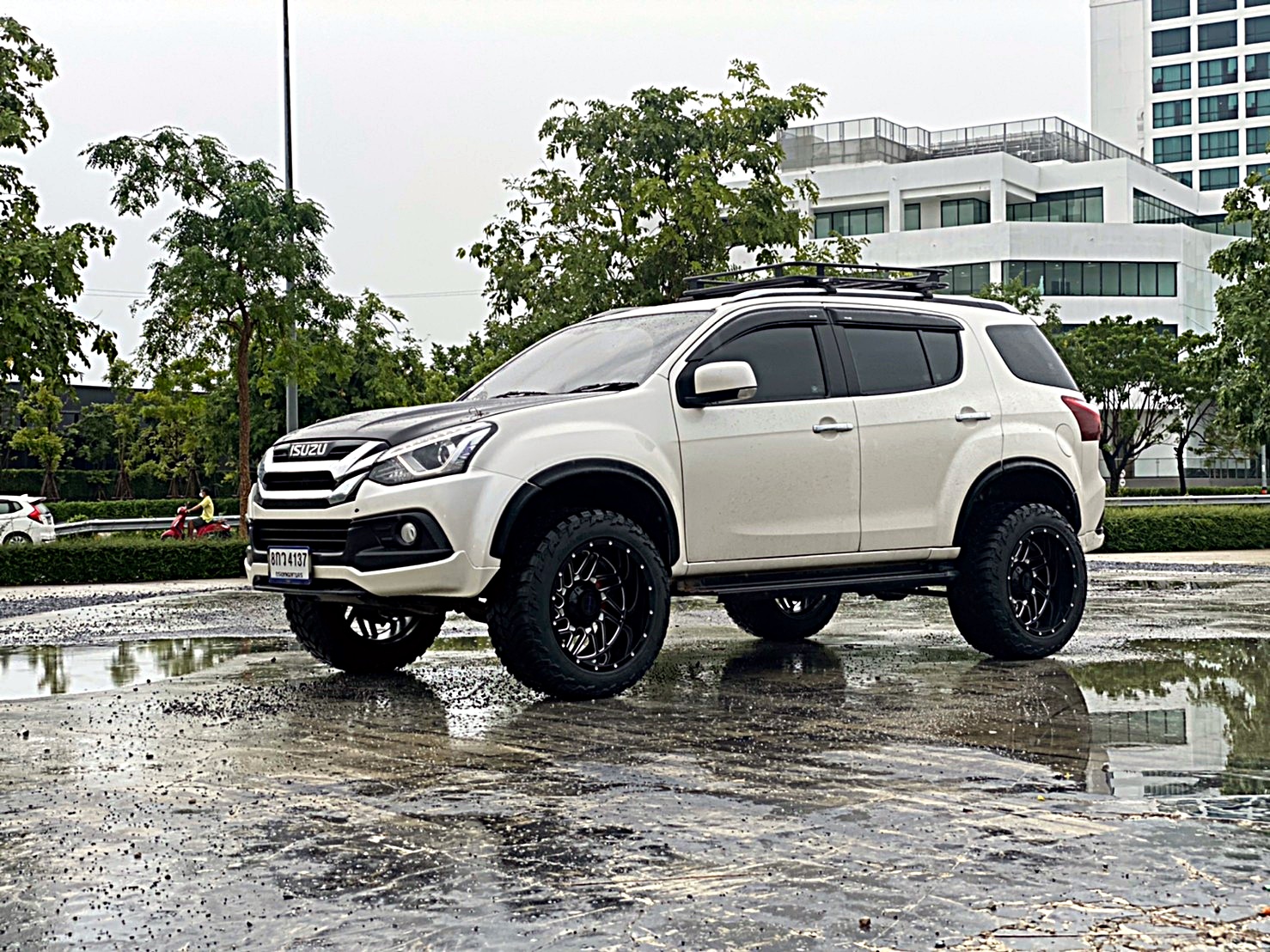 MU-X ทรงเมกา หล่อที่ STEP9