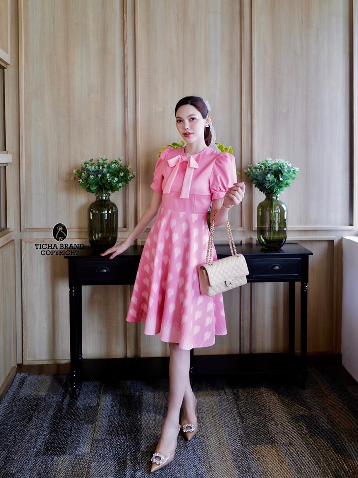 เดรสลายไทยแขนตุ๊กตา อกดีไซน์เย็บติดริ้บบิ้นโบว์ กระโปรงทรงย้วย สวยมาก งานซิปหลัง เย็บซัปในอย่างดี ทรงสวย เแพทเทิร์นเป๊ะมาก