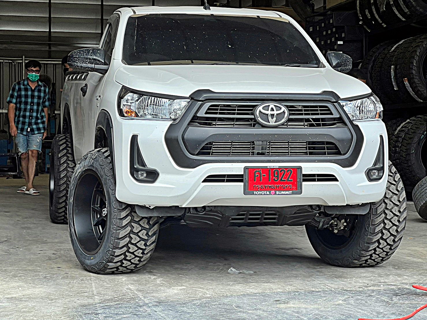 TOYOTA REVO แต่งทรงเมกาที่ STEP9