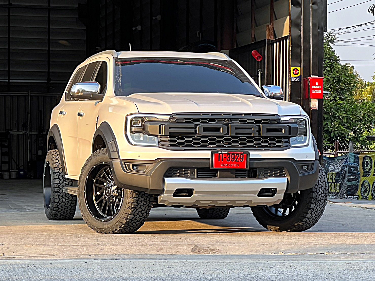 FORD EVEREST NEXTGEN แต่งวทรงเมกาที่ STEP9