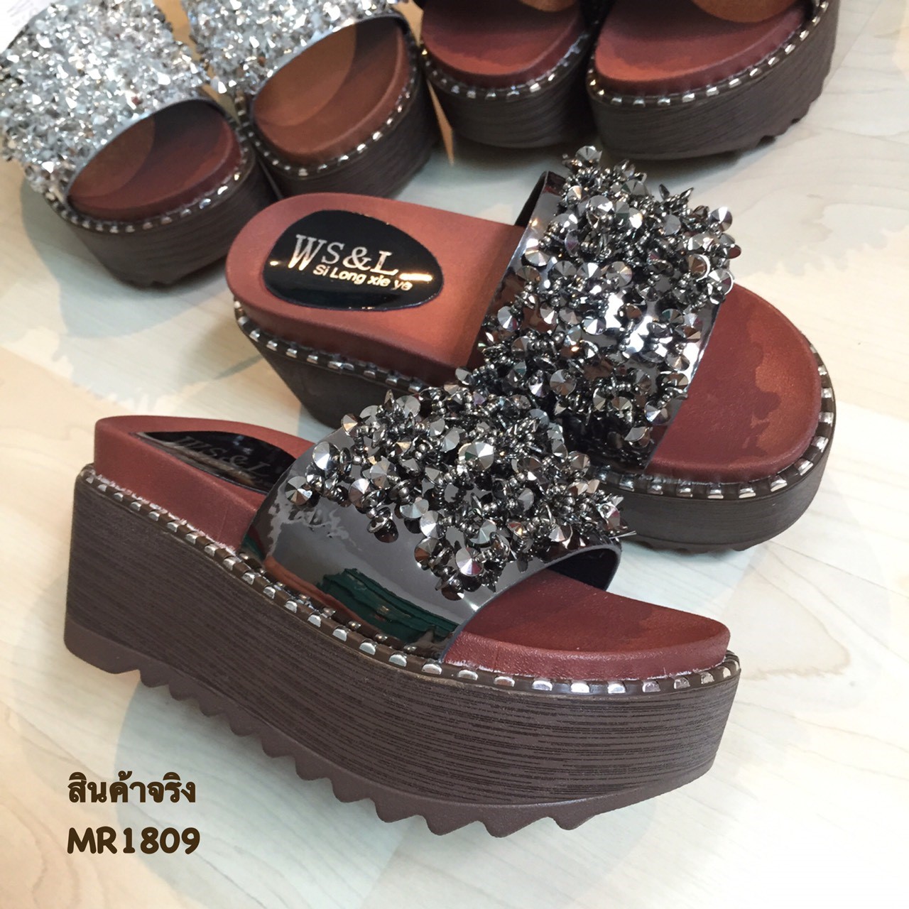 รองเท้าส้นเตารีด ประดับระยิบระยับ