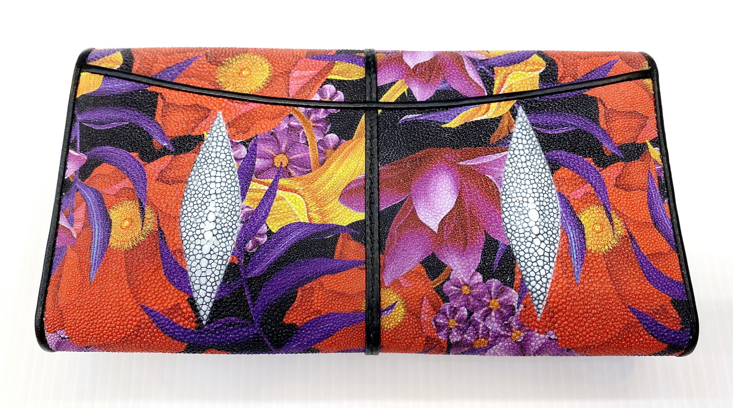 กระเป๋าสตางค์หนังปลากระเบนแท้ 3พับยาว พิมลาย ดอกไม้