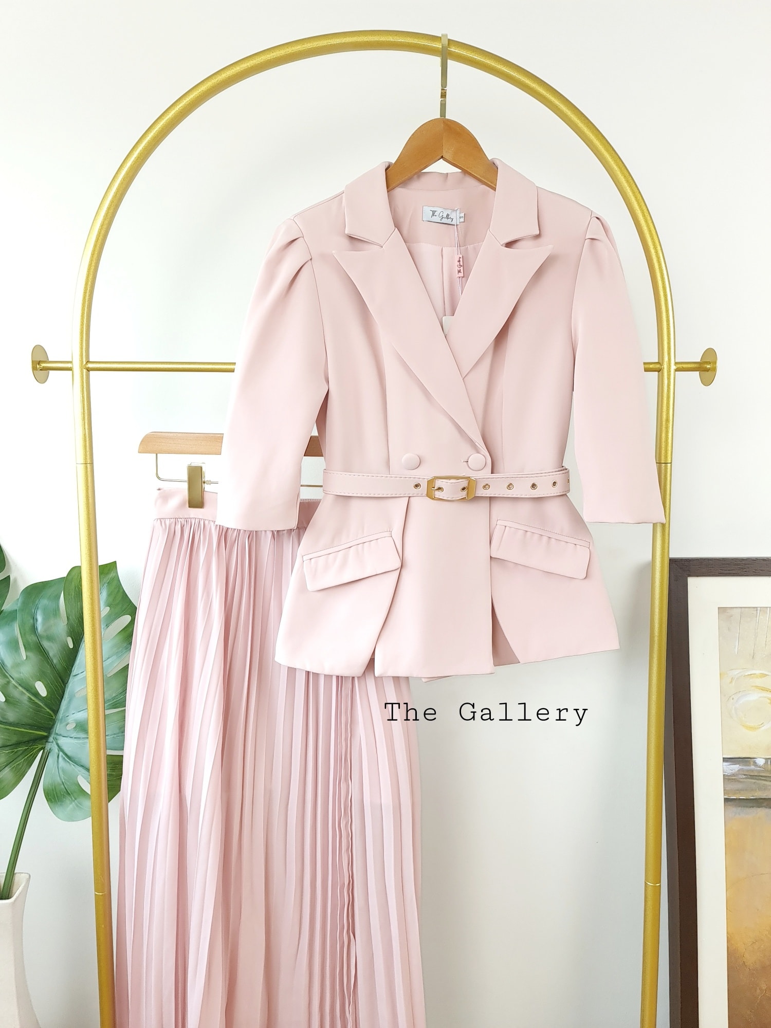 ชุดเซ็ตเสื้อสูทและกระโปรงอัดพลีตพร้อมเข็มขัดในตัว จะออกงานหรือจะแมตซ์ชุดไปทำงาน /ไปเที่ยวต่างประเทศก็ครีเอตลุคสวย