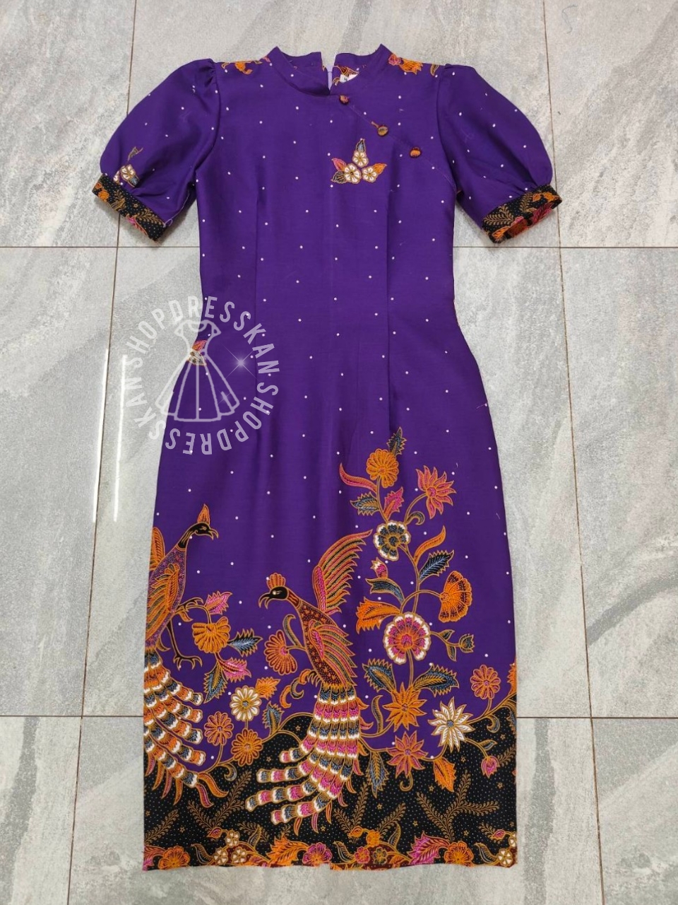 ✔️พร้อมส่ง : [ S-M-L-XL-2XL-3XL] :: ชุดเดรสผ้าปาเต๊ะเนื้อดี คอจีนแต่งกระดุม แขนตุ๊กตา ทรงเข้ารูปสวย ซิปซ่อนหลัง งานอัดกาวทั้งชุด ผ้าซับน้ำได้ดี ใส่สบายไม่ร้อน