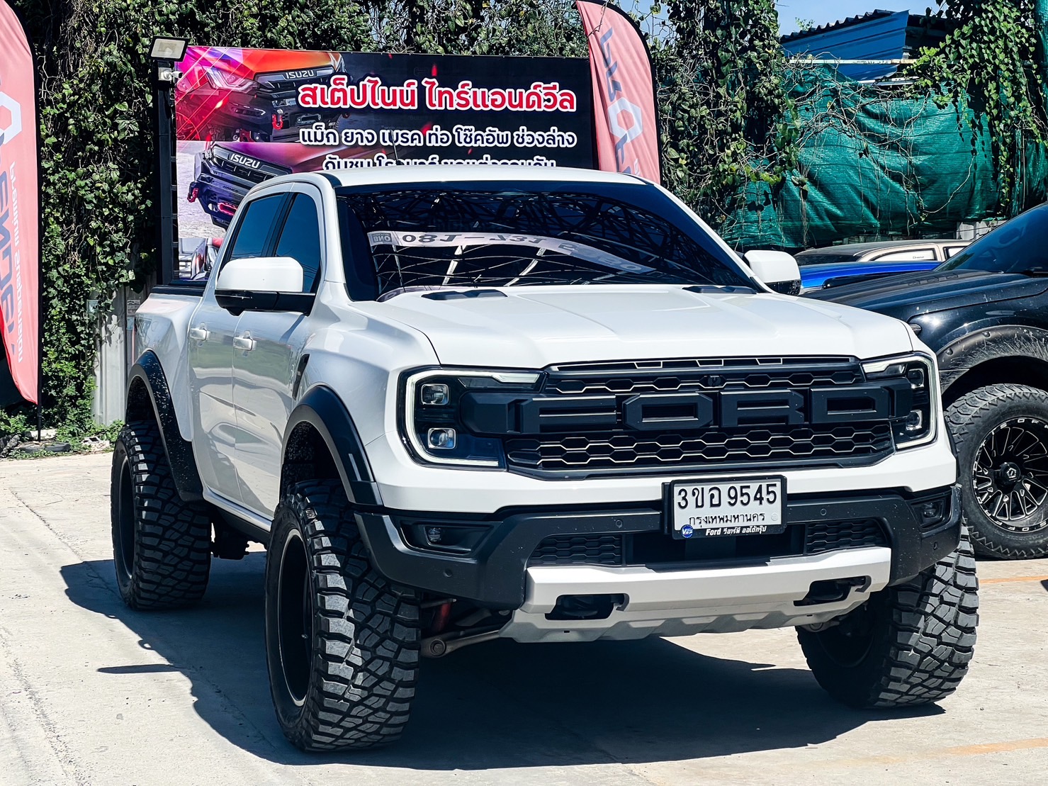 FORD RAPTOR จองคิวมาจาก จันทบุรี แต่งเต็มแท้ทั้งคัน