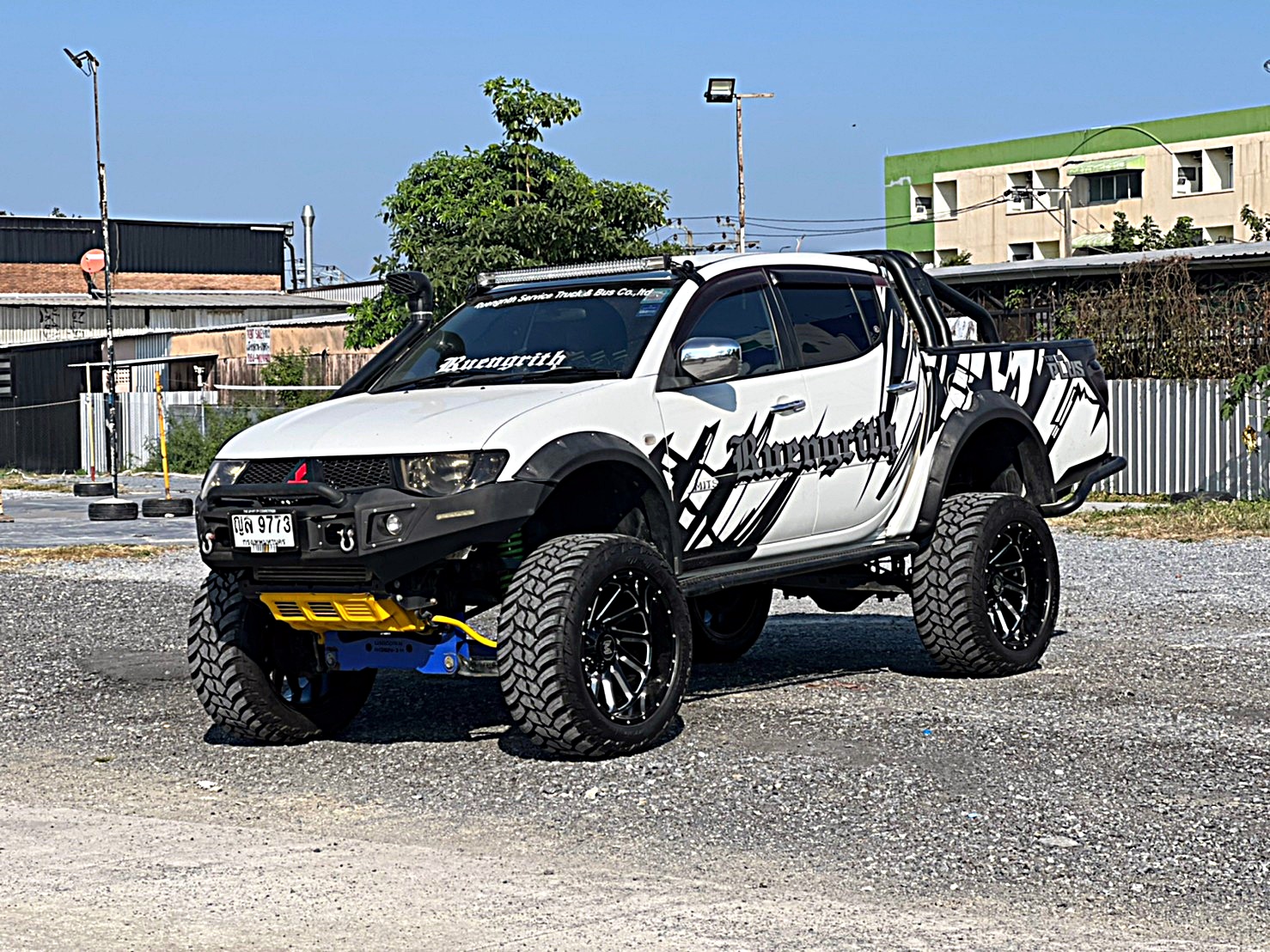 TRITON ทรงเมกา ที่ STEP9