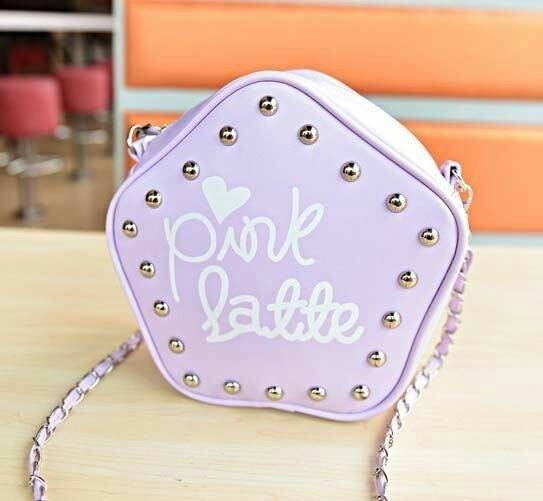 กระเป๋าหนังทรง 5 เหลี่ยมปักหมุดเงิน