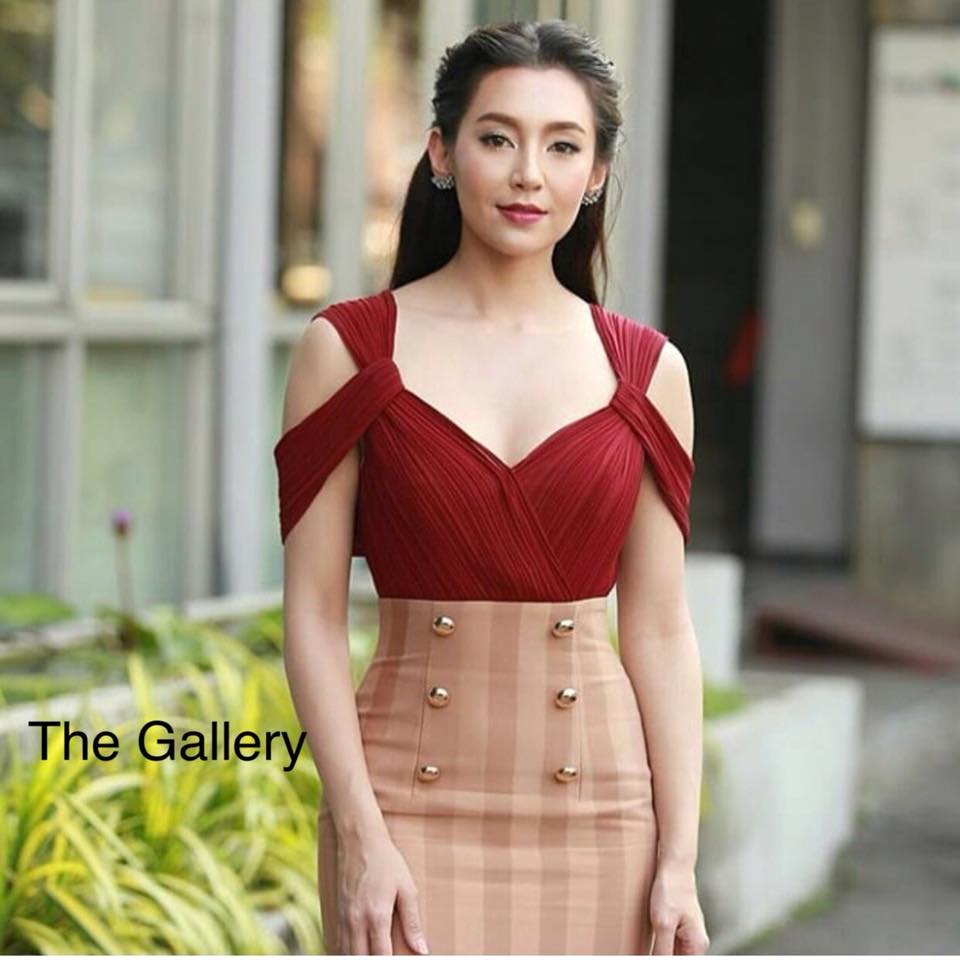 เดรสอัดพลีตทรงสอบเข้ารูป