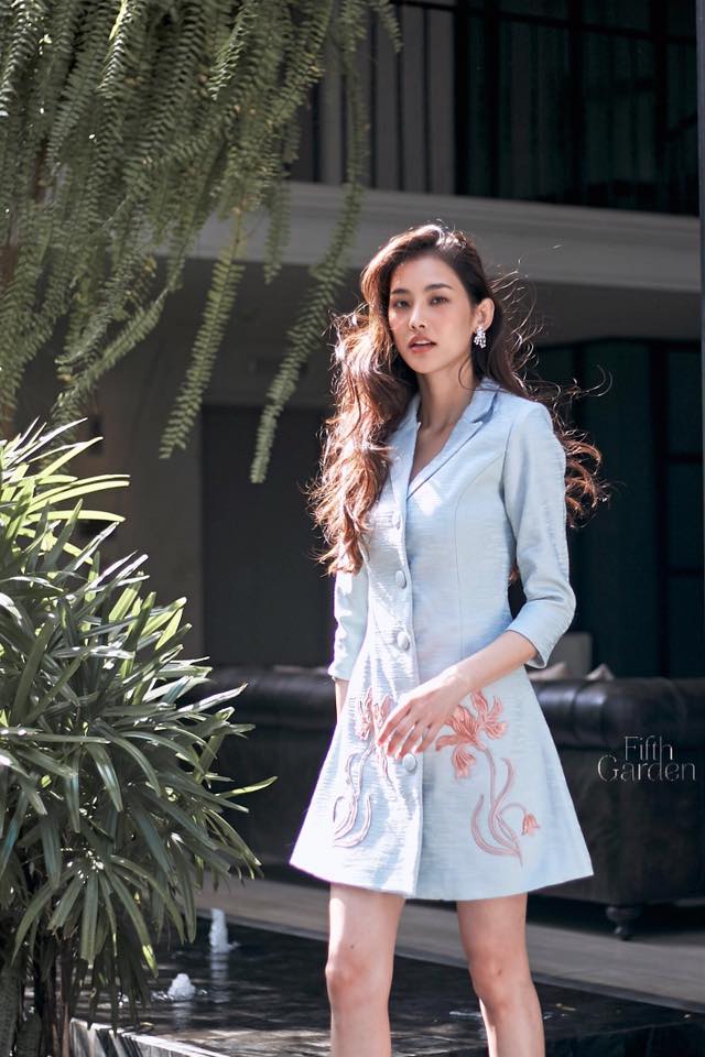 เดรสทรงเอปักลูกไม้สุดหรูหรา ทั้งยังคลาสสิคตอบโจทย์สาวๆทุกสไตล์ จะเติมเต็มด้วยกิมมิกกระเป๋าฮาร์ดแวร์สีเงินแวววาว หรือโมเดิร์นลุคกับรองเท้าเมทัลลิคคู่ใจ