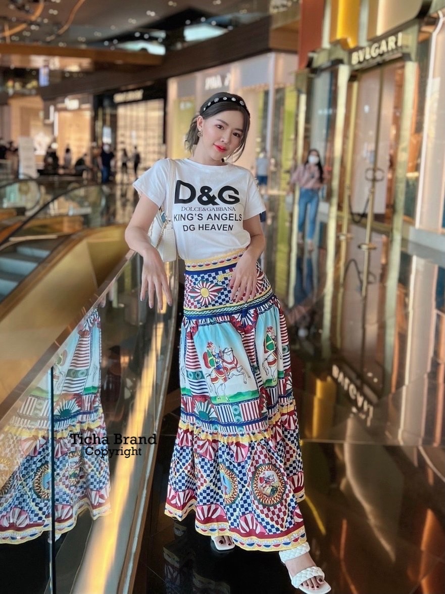 เซท 2 ชิ้น เสื้อยืดแขนสั้นสกรีนลายพิมพ์ D&G มาพร้อมกระโปรงแต่งระบายชั้นพิมพ์ลายแบรนด์สวยม๊ากก แมทซ์กันสวย หรู ลงตัวจ้า