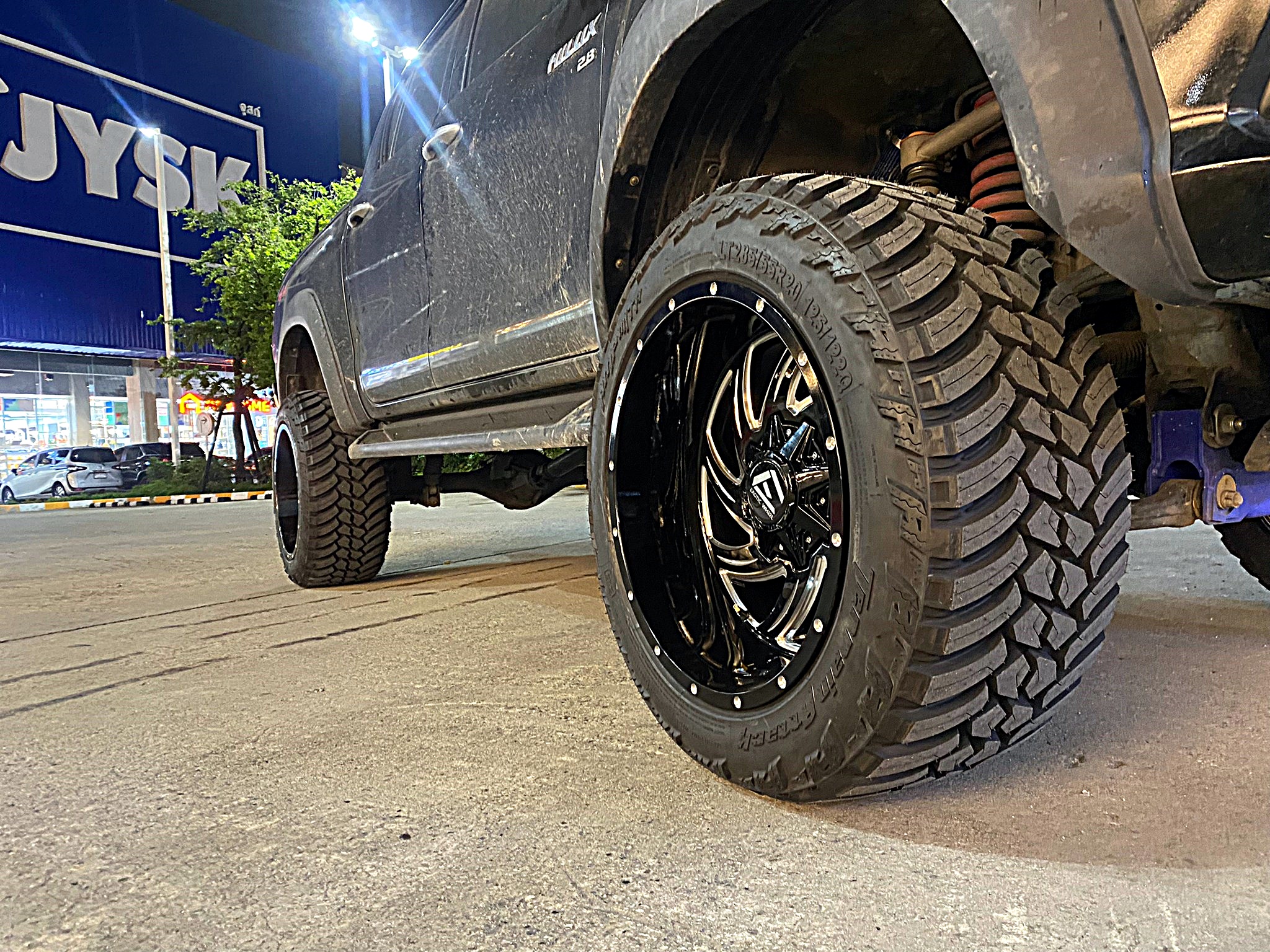 TOYOTA REVO ทรงเมกา