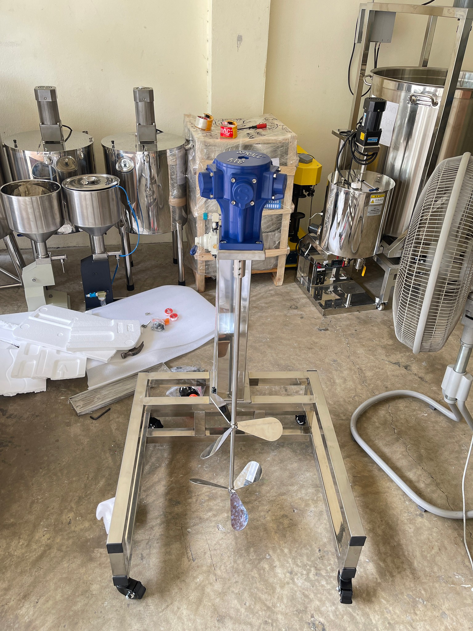 18552 เครื่องผสมกวนแบบใช้ปั้มลม SP-100G-H900 แบบรถเข็น