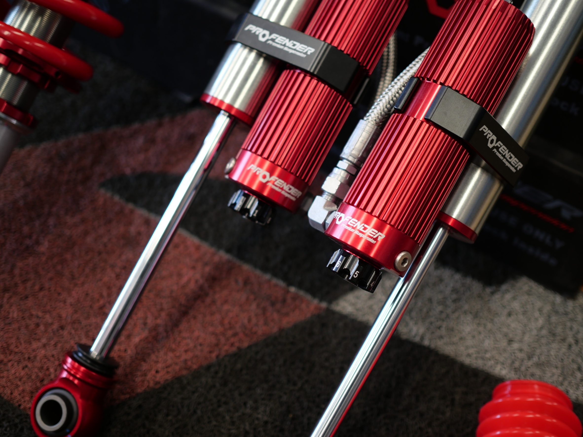 โช๊คอัพ Profender รุ่น Queen-Piggyback สำหรับรถ Toyota Fortuner