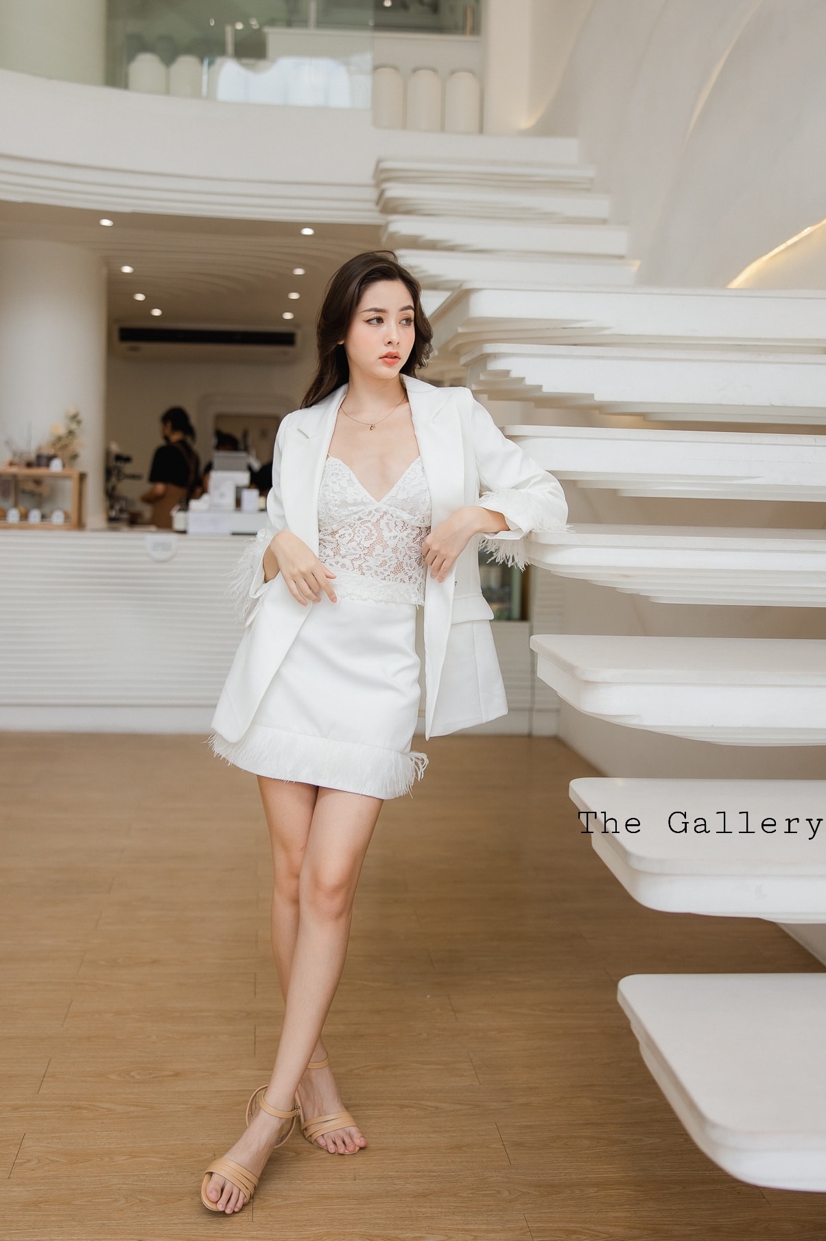 ชุดเซ็ตเสื้อสูทและกระโปรงตัดต่อขนนกสุดหรูหรา สวมใส่ได้หลากหลายโอกาส หรือจะแมตซ์ชุดไปทำงาน /ไปเที่ยวต่างประเทศก็ครีเอตลุคสวย สาวๆที่อยากได้ลุคเท่และดูดีไปพร้อมกันห้ามพลาด.