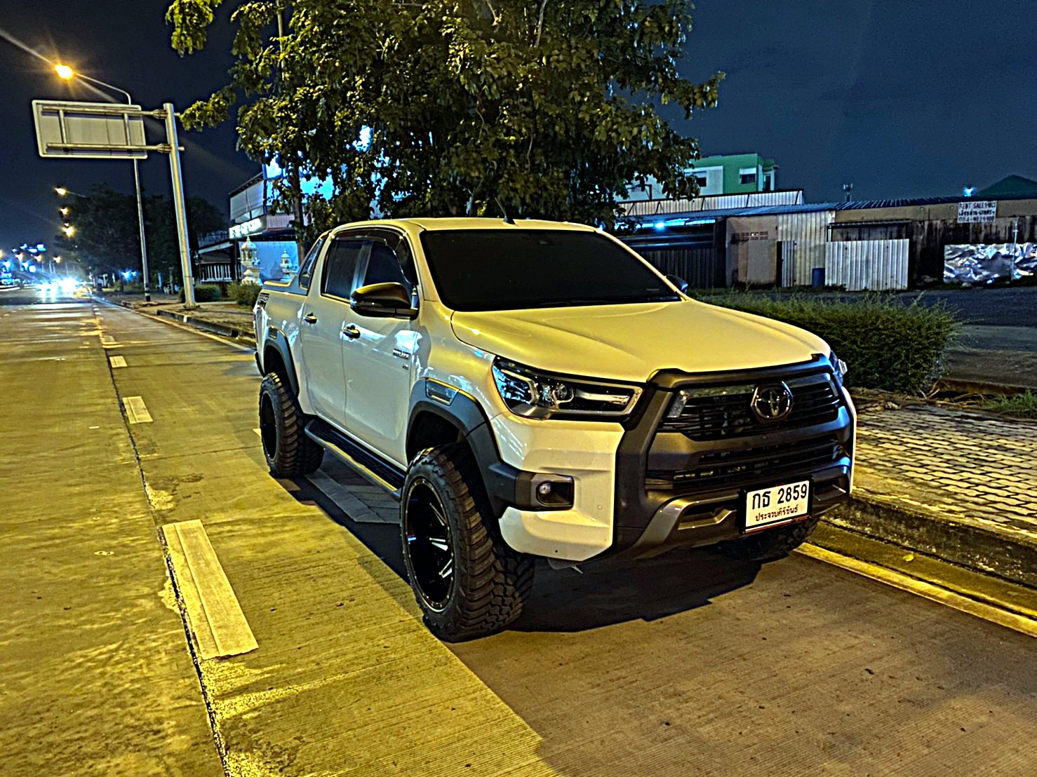 TOYOTA REVO ทรงเมกา