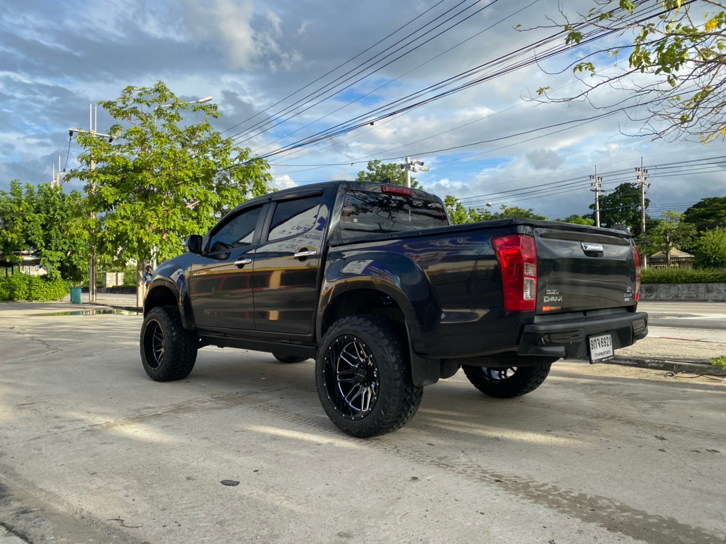 D-MAX จัดทรงเมกา ที่ STEP9 หล่อทุกลำ