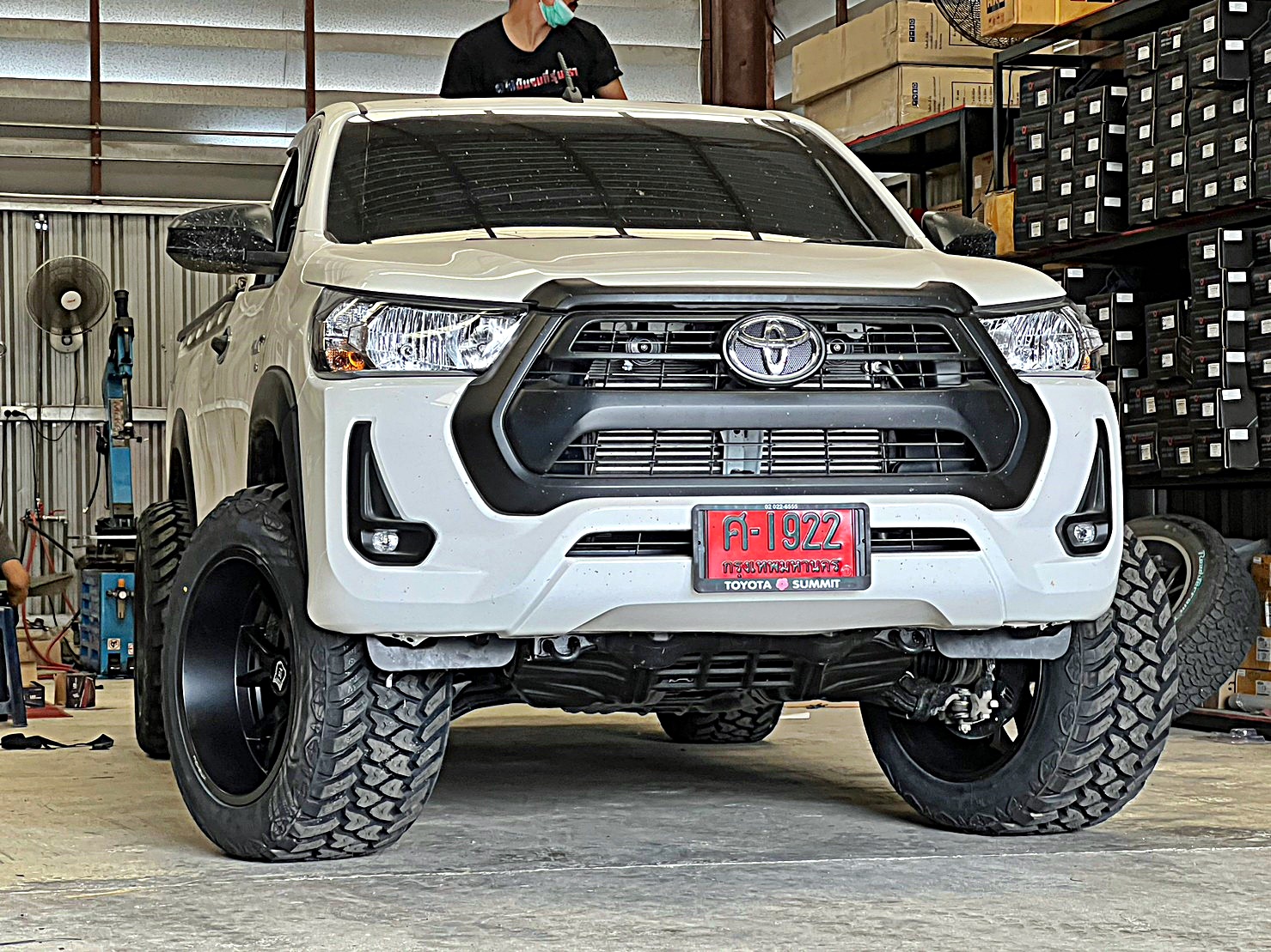 TOYOTA REVO แต่งทรงเมกาที่ STEP9