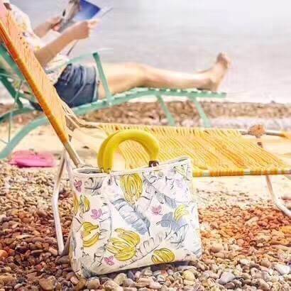 กระเป๋าถือ cath kidston ลายกล้วย