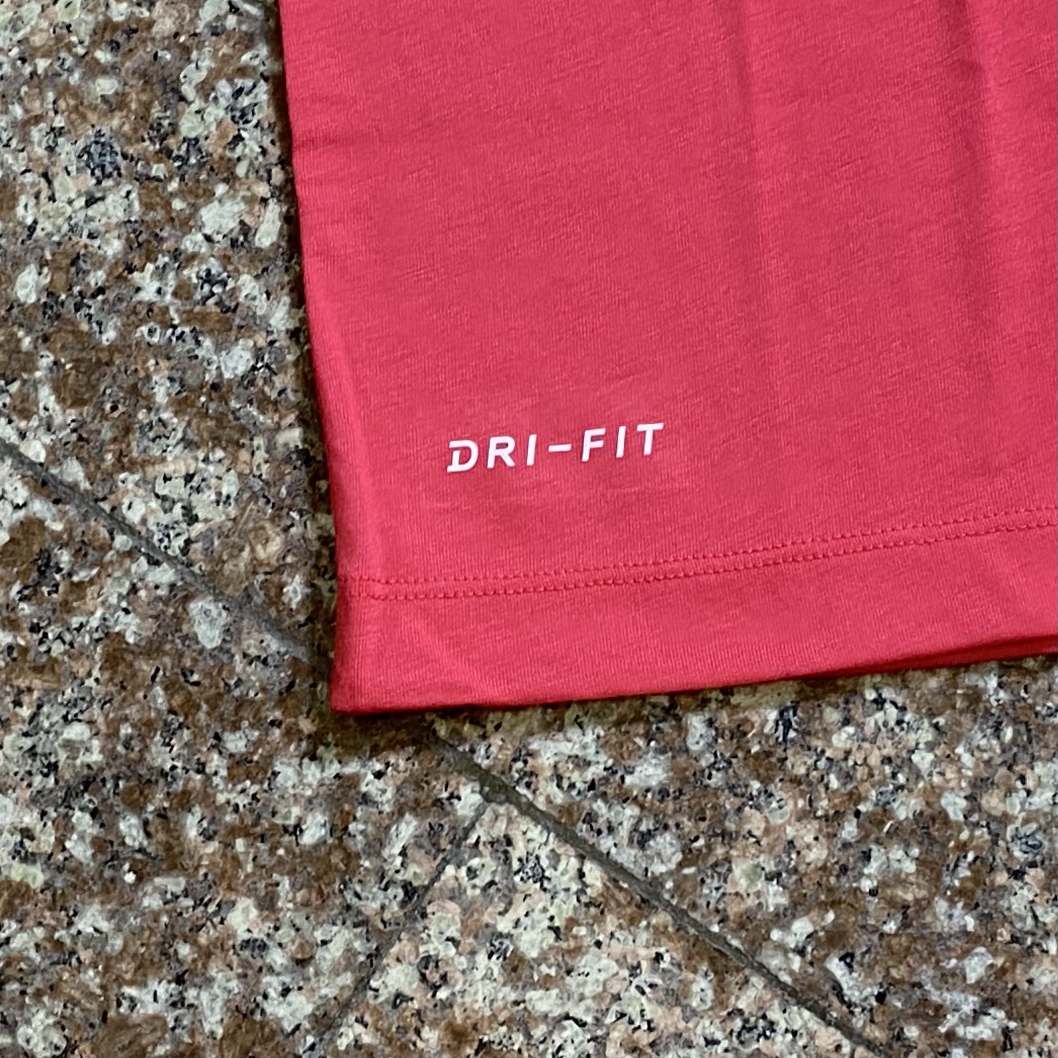 เสื้อ Nike Dri-Fit Graphic T-Shirt (S)