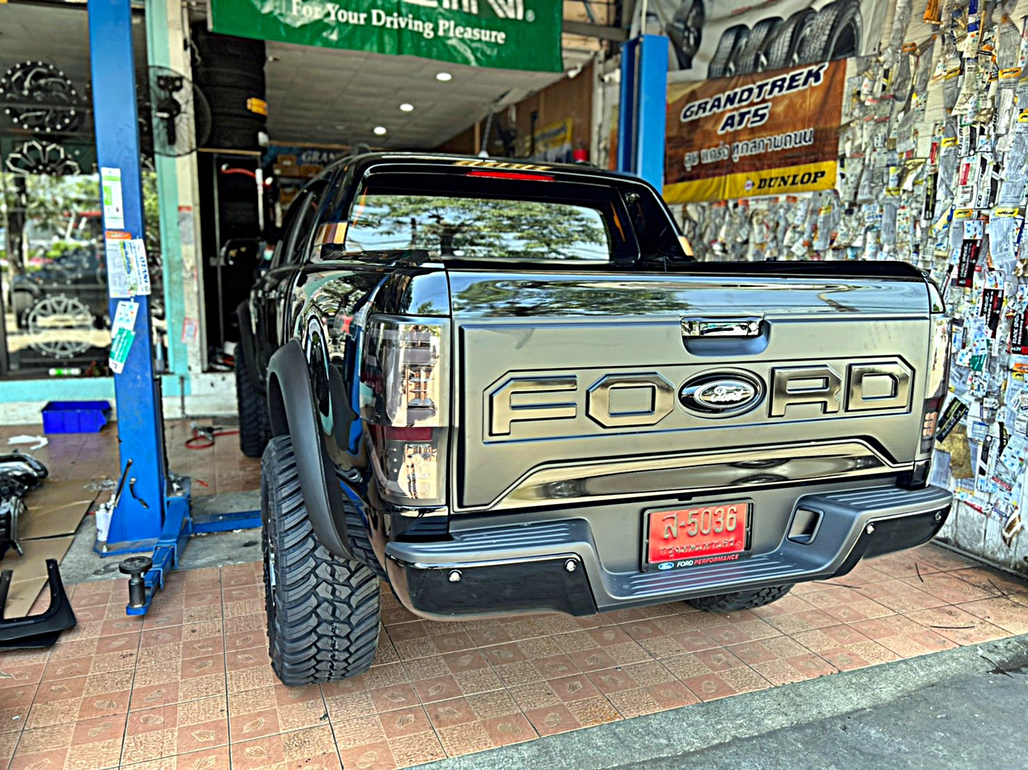 FORD WILDTRAK ชุดแต่งรอบคัน ทรงเมกาที่ STEP9