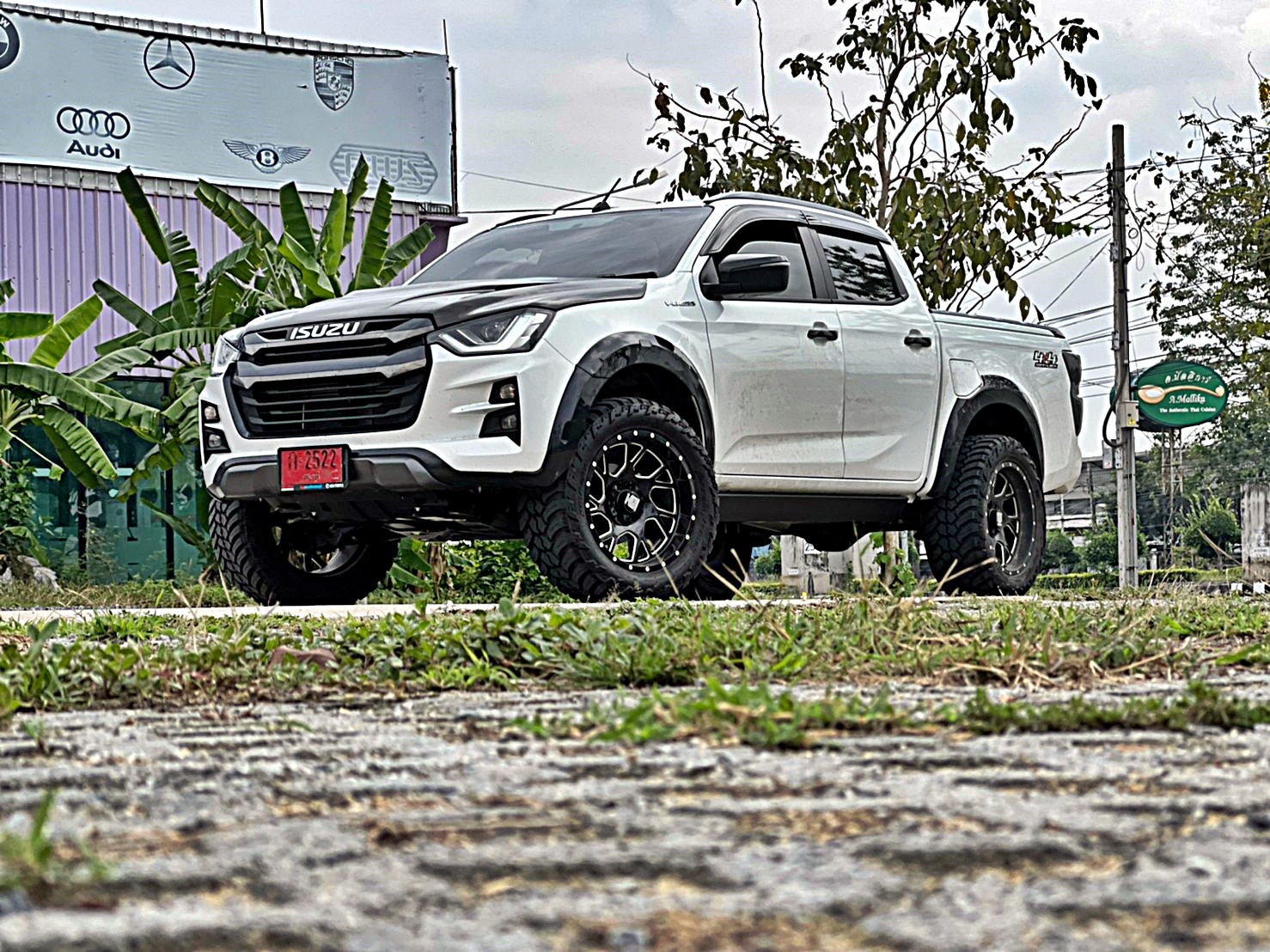 D-MAX ทรงเมกา โคตรหล่อที่ STEP9