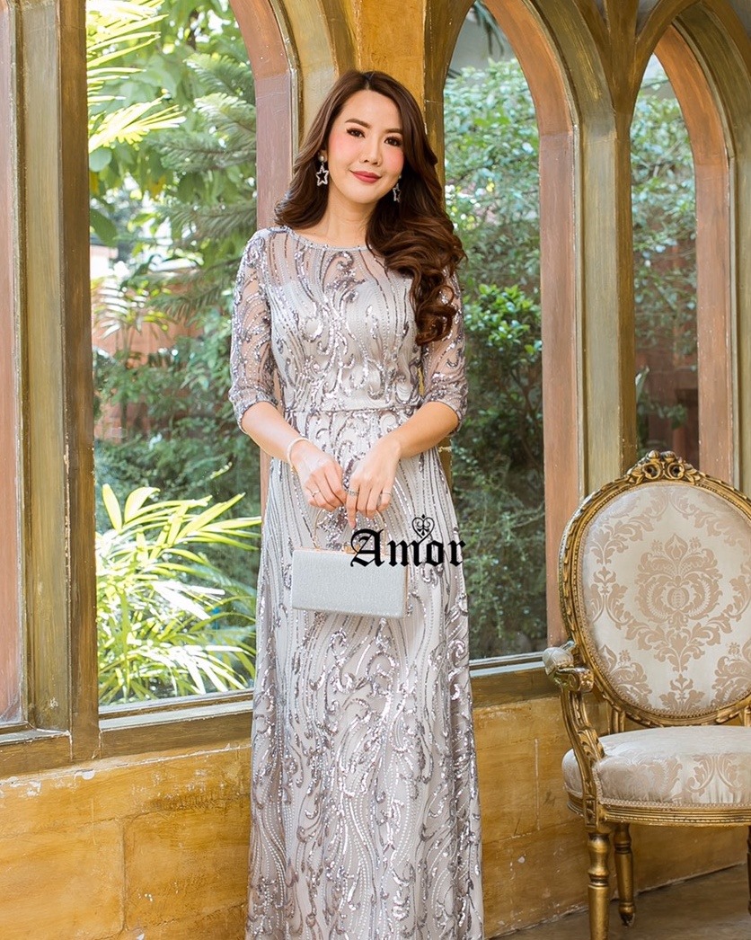 ชุดราตรีออกงาน เนื้อผ้าปักผสมเลื่อมกริ้ตเตอร์ทั้งตัวเกรด "Premium Quality" หน้าอกเสริมฟองน้ำ ชุดราตรีทรงเรียบหรู มีซิปหลังและซับในเนื้อหนาทั้งตัว