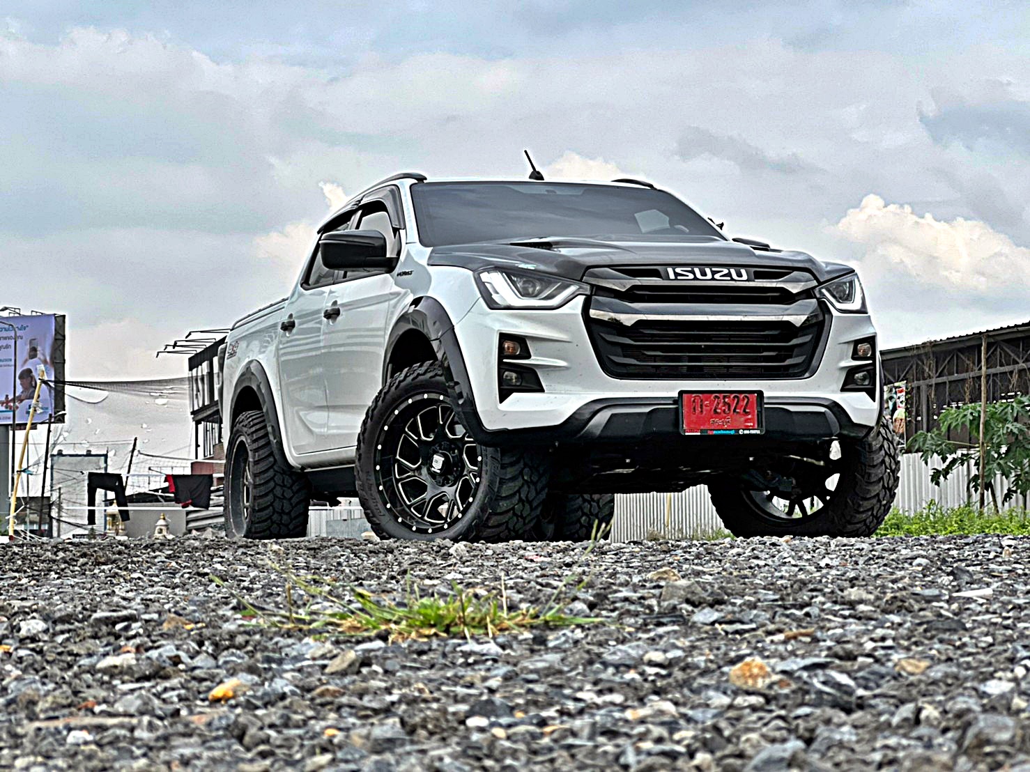 D-MAX ทรงเมกา โคตรหล่อที่ STEP9
