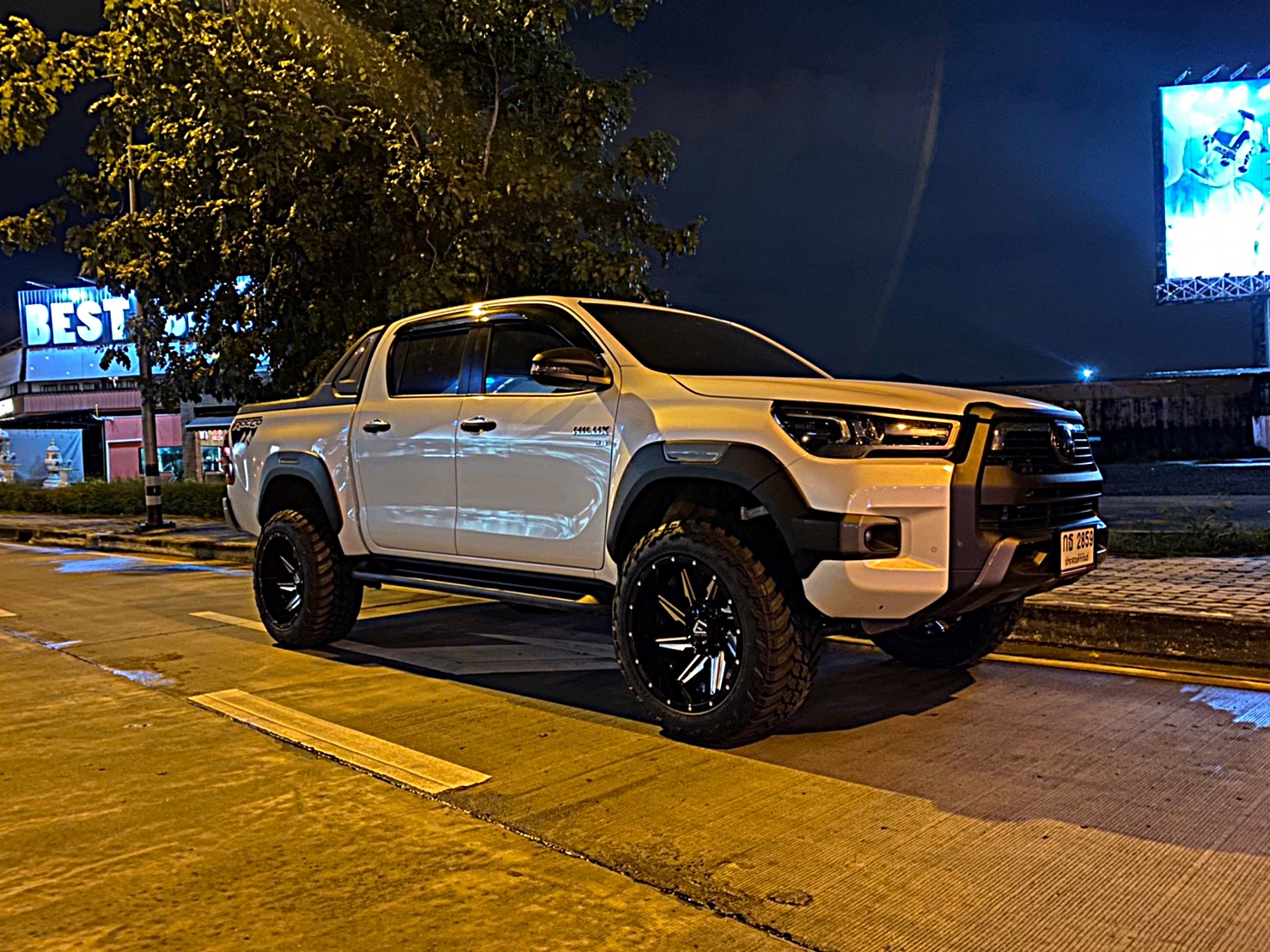 TOYOTA REVO ทรงเมกา