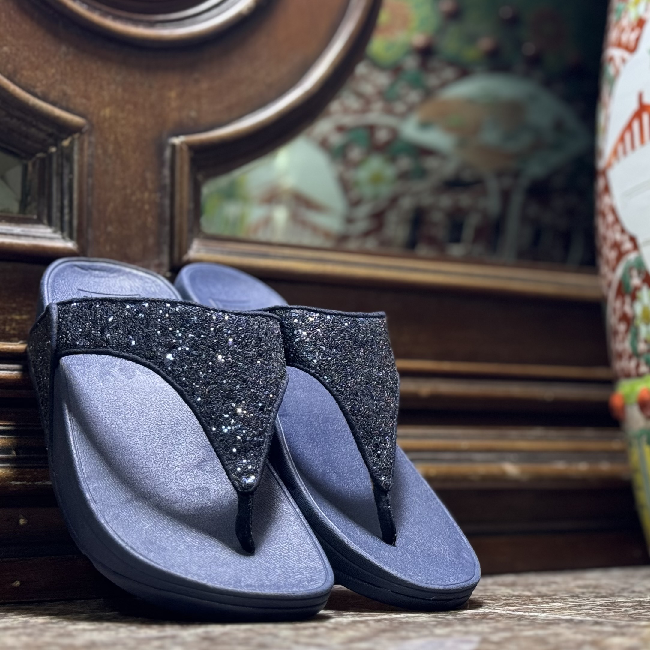 รองเท้า FitFlop Lulu Glitter T-Bar Women Sandals ‘MIDNIGHT’ (W6US)