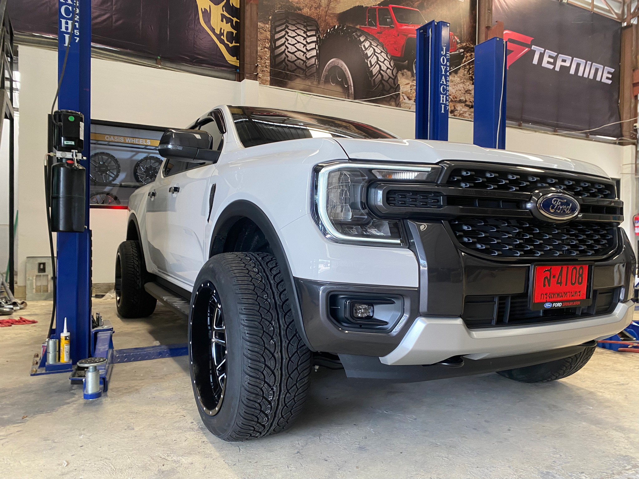 ชุดเเต่งสุดเเจ่มของ FORD NEXT GEN (MT231 20x12 -44 YOKOHAMA PARADA 285/50-20)