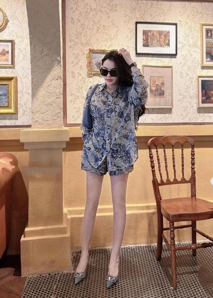 Set 2 ชิ้น เสื้อเชิ้ตคอปกแขนยาว เสื้อทรง Oversize ทรงปล่อยดีไซน์เก๋ๆมาคู่กับกางเกงขาสั้นเป็นชุดที่ใส่ง่ายๆใส่ได้บ่อยๆ ใส่เที่ยวถ่ายรูปชิวๆ เรียบหรูดูแพง