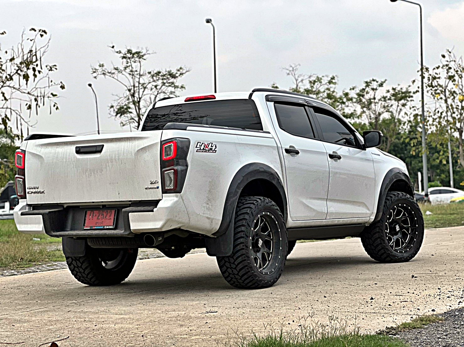 D-MAX ทรงเมกา โคตรหล่อที่ STEP9