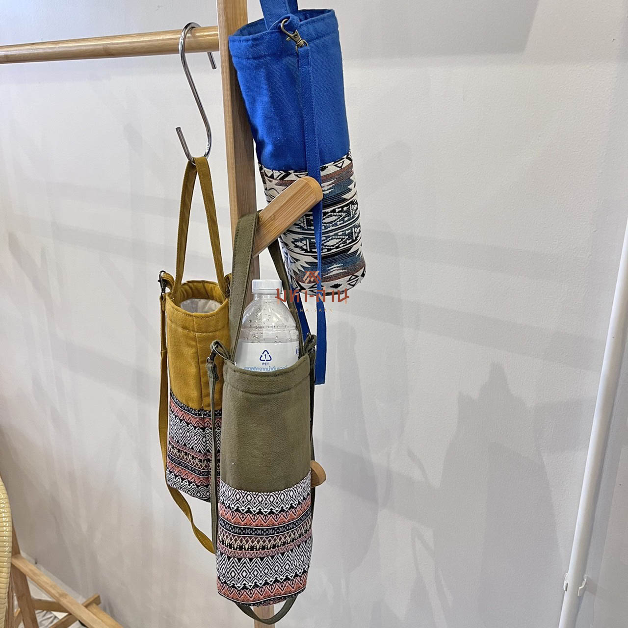 กระเป๋าใส่ขวดน้ำพกพา แต่งผ้าไทย คละแบบ 🍷