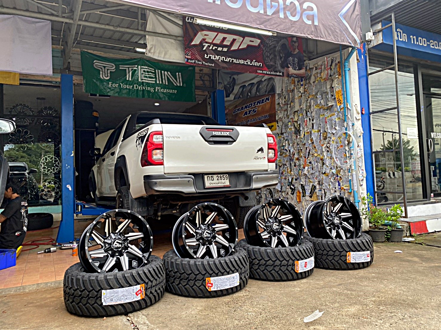 TOYOTA REVO ทรงเมกา