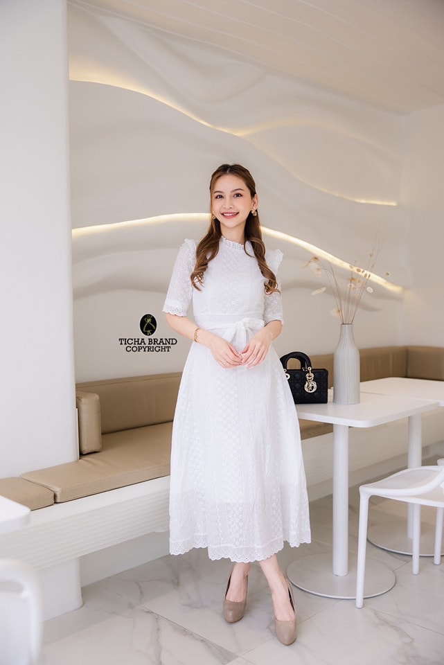 เดรสลูกไม้คอจีนแขนศอก ปักลูกไม้ฉลุทั้งชุด สวยเด่นมาก งานซิปหลัง เย็บซับในครึ่งตัว มีสายผูกโบว์เอวด้วยนะคะ