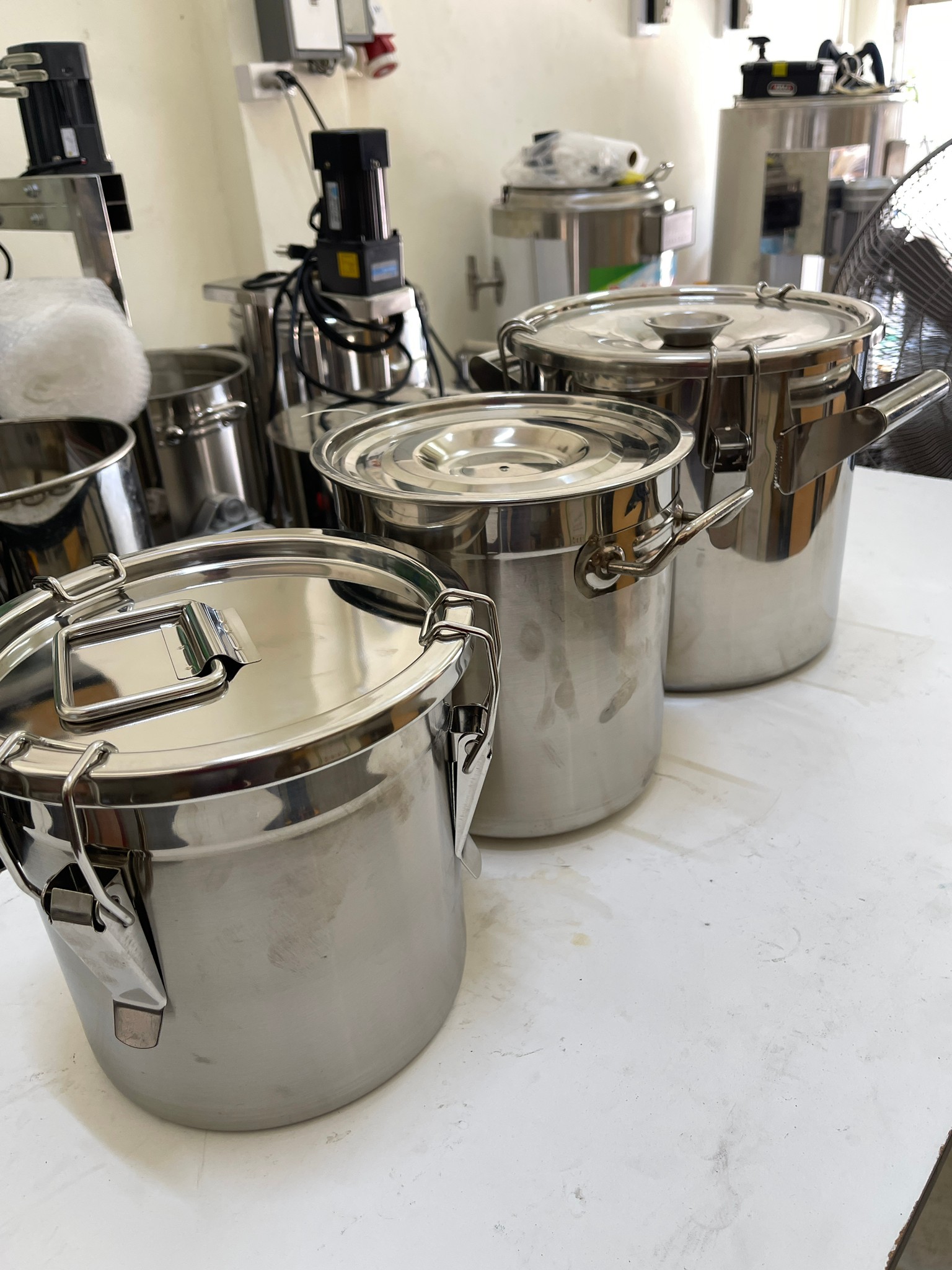 หม้อ-ถังสแตนเลสพร้อมฝาปิดมีหูหิ้ว (หม้อเกรด 304 +ฝาเกรด201)