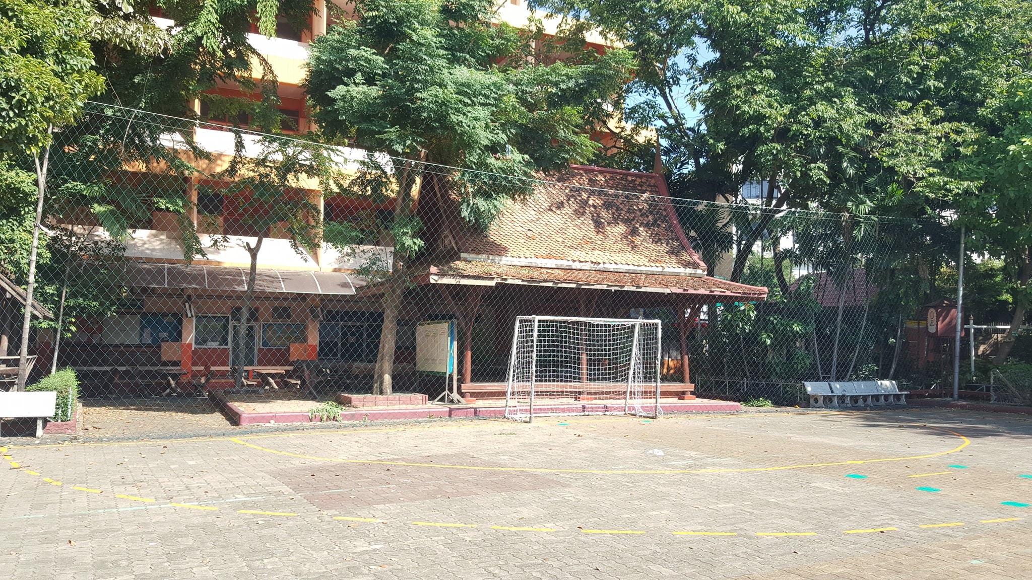 ติดตาข่ายกั้นบอลโรงเรียน