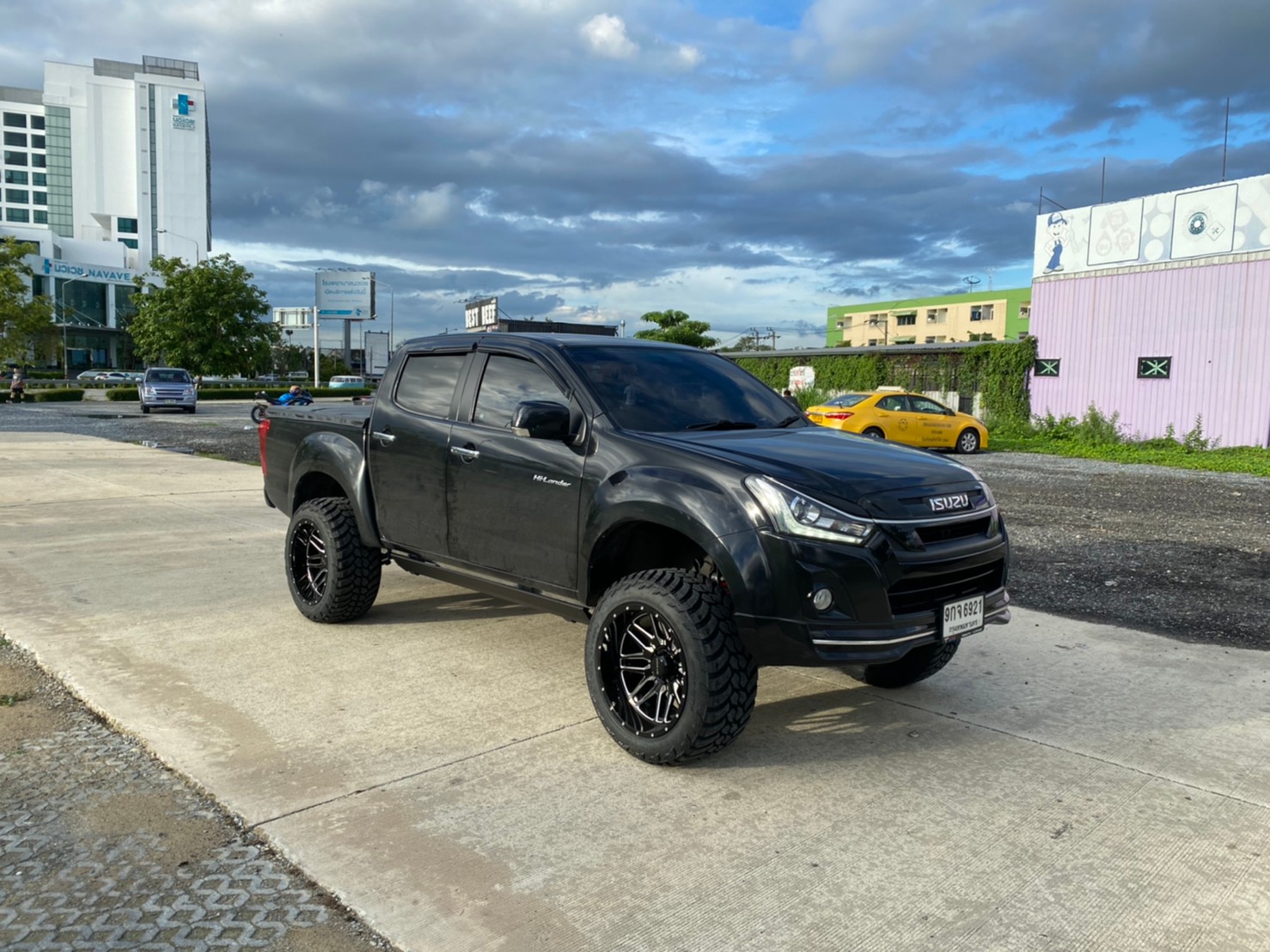 D-MAX จัดทรงเมกา ที่ STEP9 หล่อทุกลำ