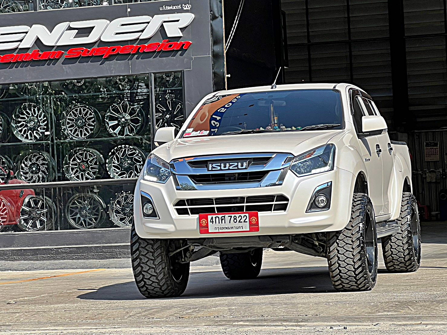 D-MAX แต่งทรงเมกาที่ STEP9