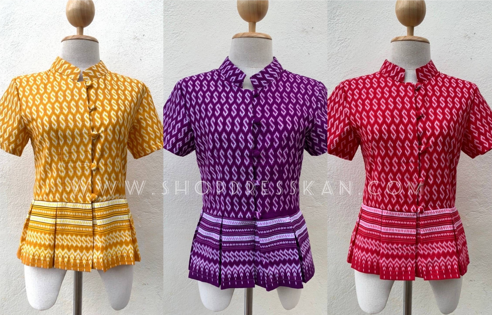 👚พร้อมส่ง: [ S-M-L-XL-2XL-3XL ] :: เสื้อผ้าคอตอนพิมพ์ลายไทยขอ ดีเทลคอจีน กระดุมปั้ม เอวระบายจีบทวิส จะใส่แมทกับกระโปรงหรือกางเกง ก็ดูสวยลงตัว ใส่ทำงาน ใส่ออกงานได้