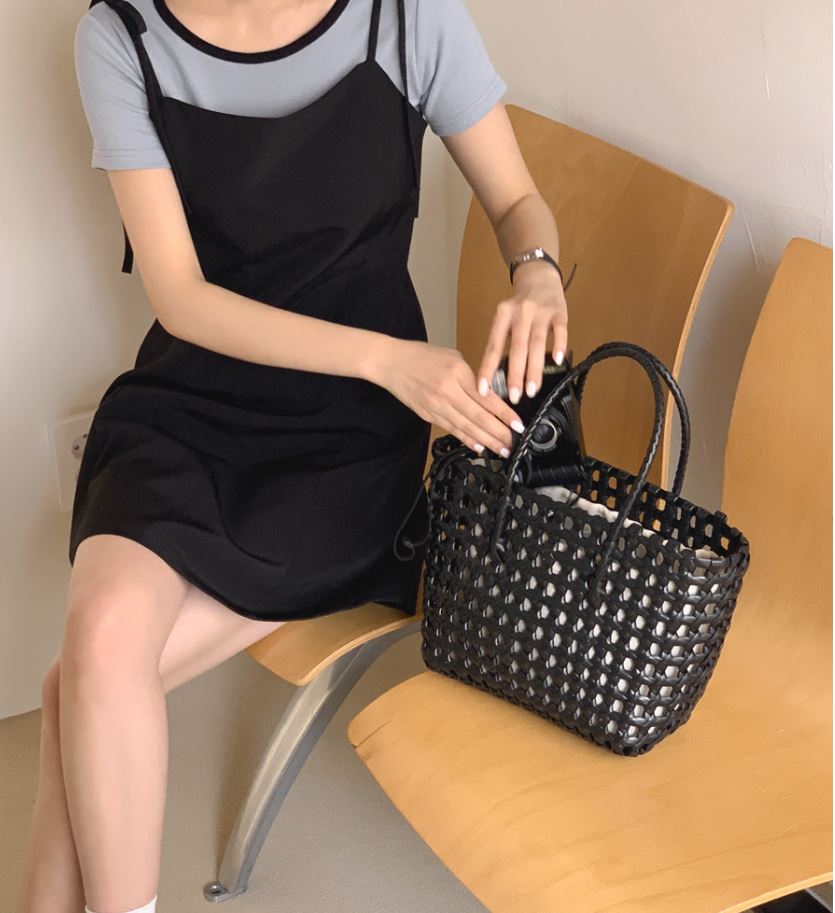 กระเป๋าสานพลาสติก สีล้วน แบบถือผู้หญิง 🥯