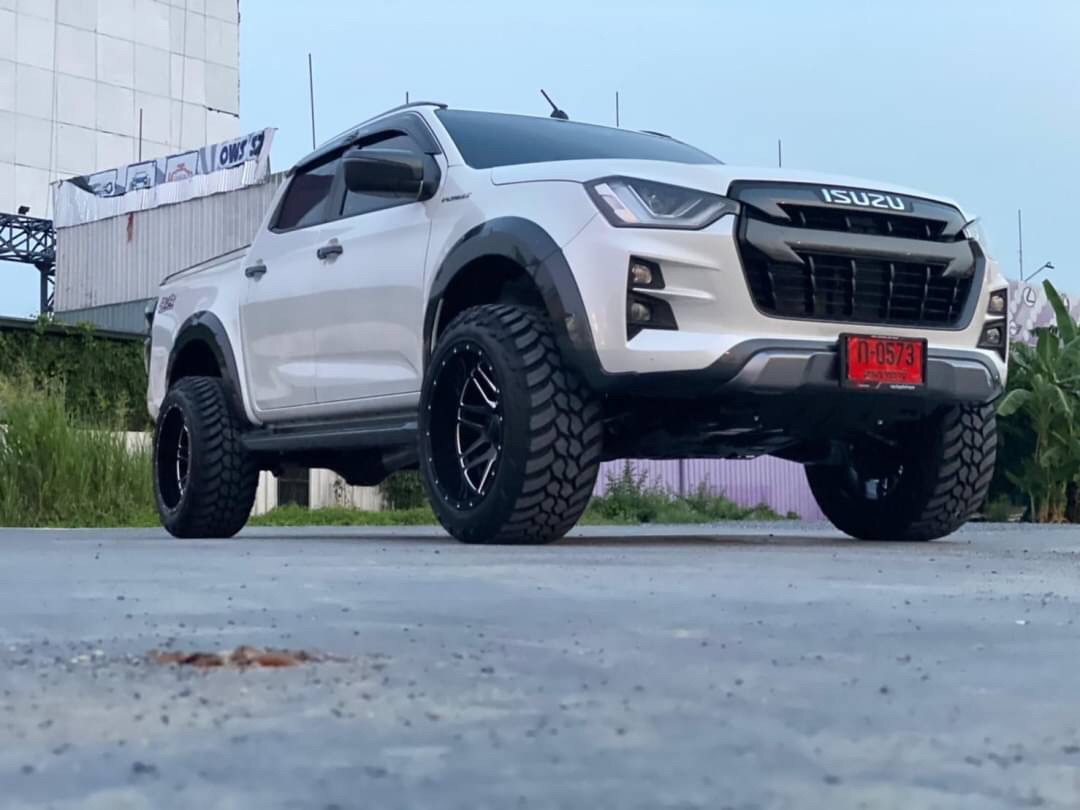 D-MAX มาไกลจากอุบลราชธานี จัดทรงเมกาที่ STEP9