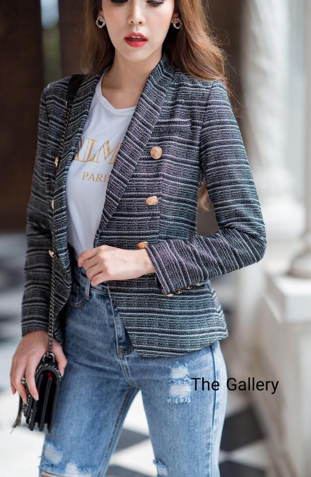 เสื้อเบเซอร์เนื้อผ้าทวีตชาแนล (Tweed)ทั้งยังคลาสสิคหรูหราตอบโจทย์สาวๆทุกสไตล์ จะแมตซ์ลุคกับกระเป๋าและรองเท้าตามสไตล์ หรือจะใส่ไปเที่ยวต่างประเทศก็คือเก๋สุด ห้ามพลาดเลย